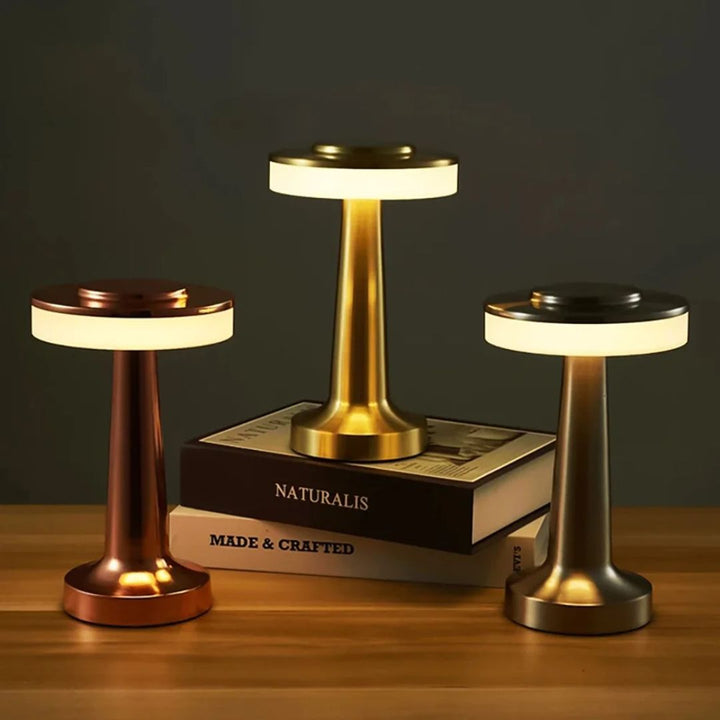 Draagbare retro designlamp, dimbaar en USB oplaadbaar, voor sfeervolle verlichting in huis.