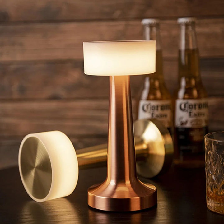 Energiezuinige LED retro tafellamp, dimbaar en USB oplaadbaar voor sfeervolle verlichting.