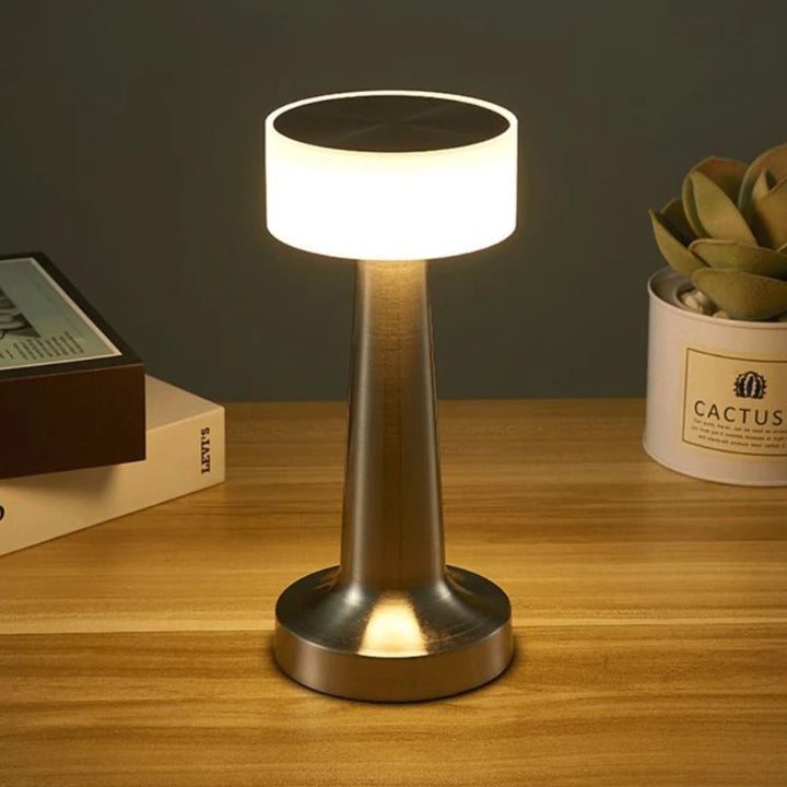 Gouden retro LED tafellamp, dimbaar en USB-oplaadbaar, ideaal voor bar sfeer of interieur.