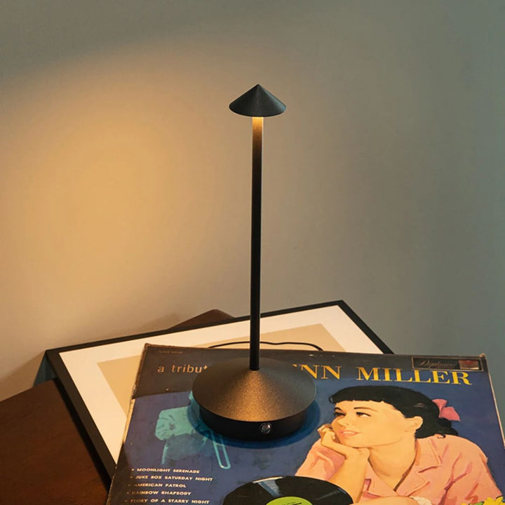 Flexibele draagbare LED tafellamp; eenvoudig te verplaatsen voor verlichting waar je het nodig hebt.
