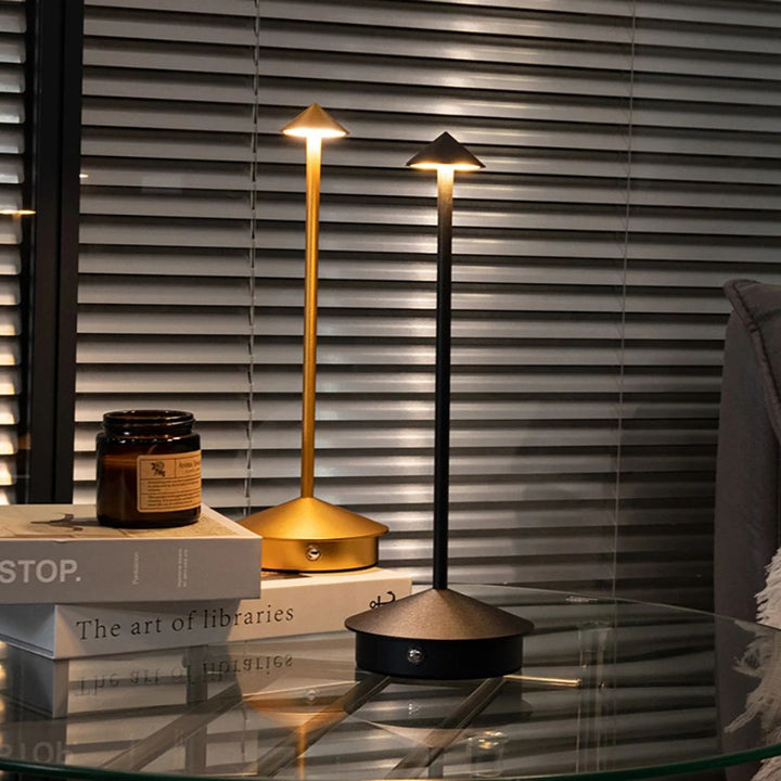 Robuuste aluminium LED tafellamp, draagbaar en dimbaar, ideaal voor veelzijdig gebruik.