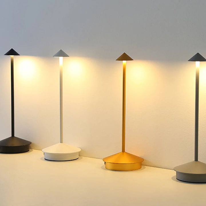Praktische kantoorlamp met LED verlichting en 3 helderheidsniveaus, verlicht je werkplek optimaal.