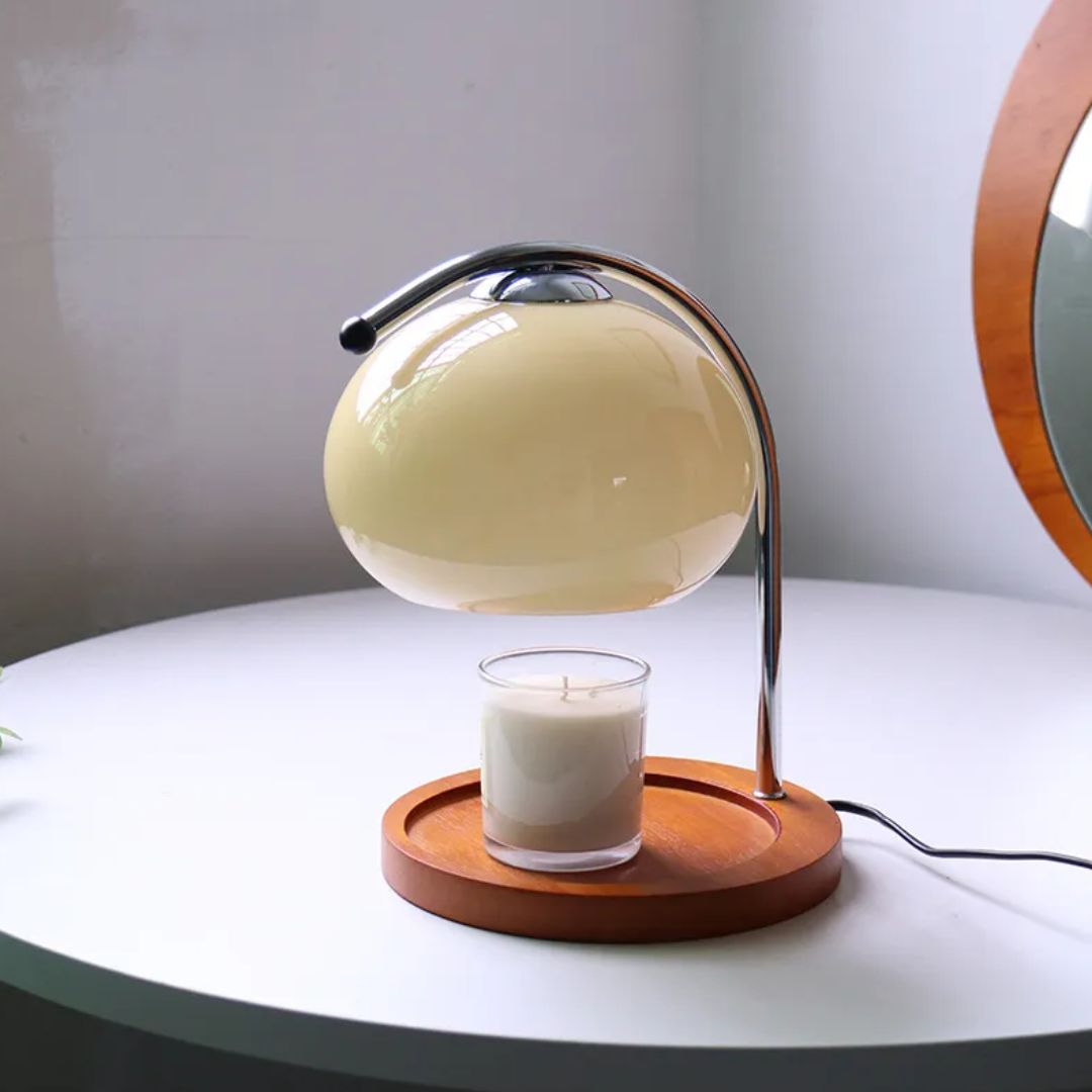 Stijlvolle retro glazen tafellamp Renee met uniek design en ingebouwde kaarsenwarmer functie.