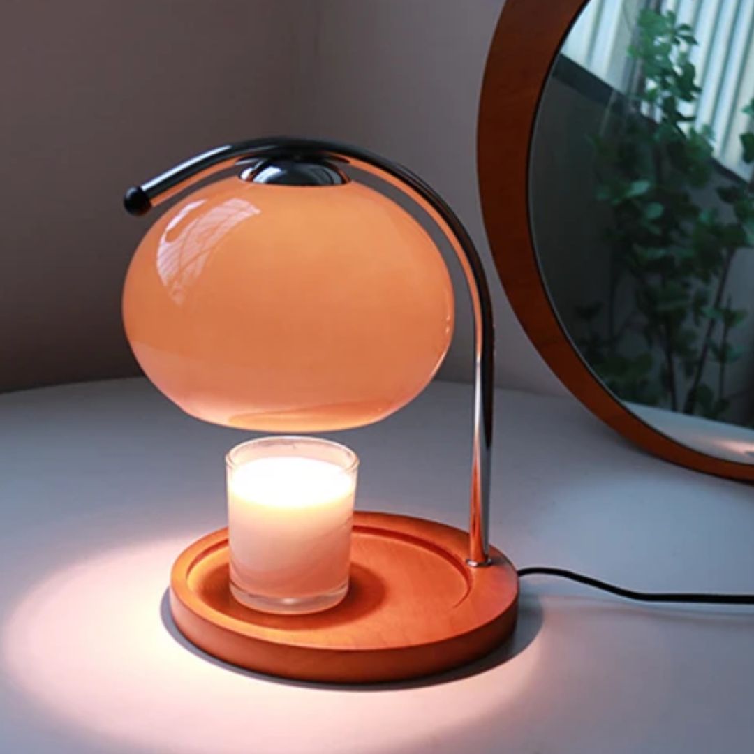 Renee, de oranje glazen tafellamp en kaarsenwarmer; brengt warmte en licht als unieke interieurdecoratie.