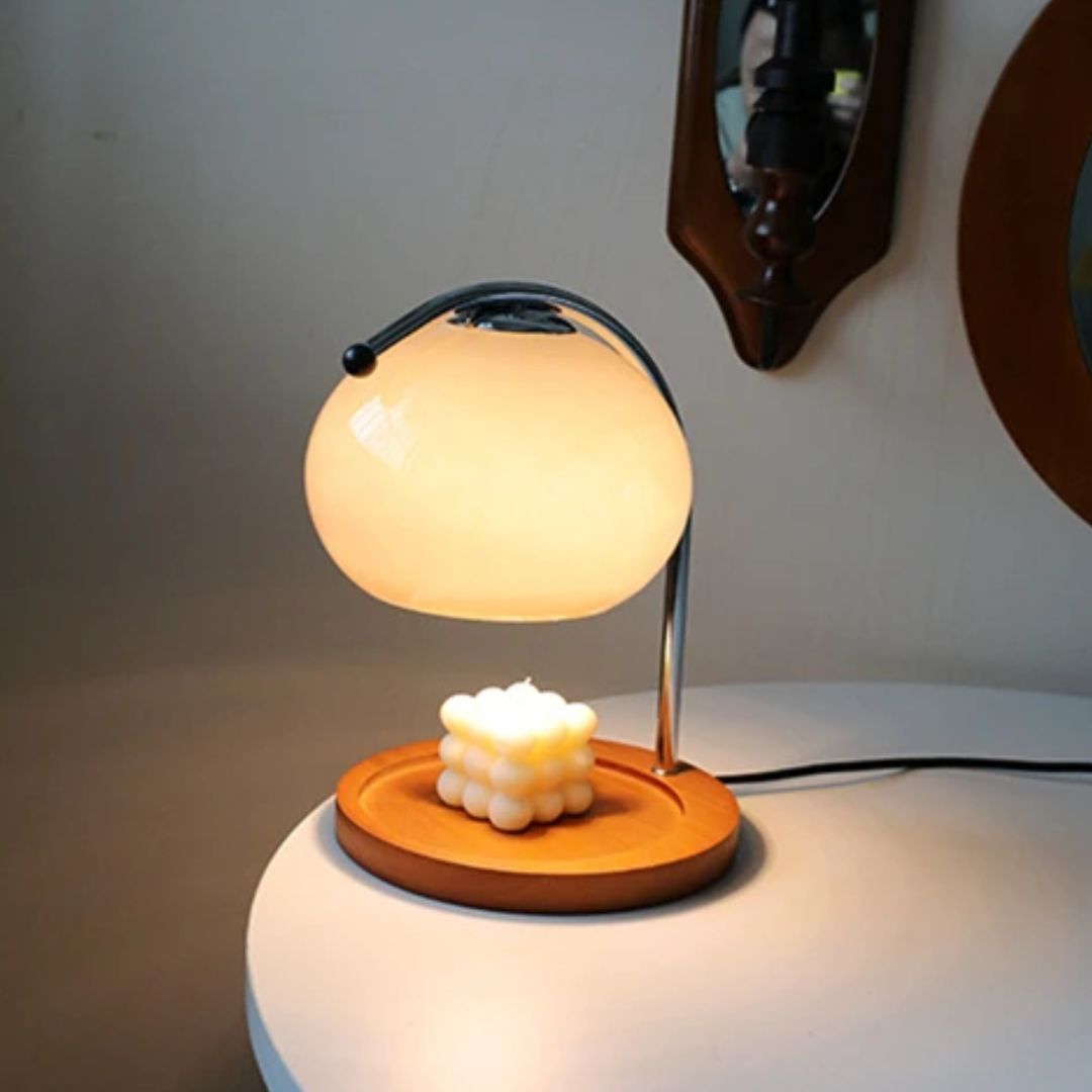 Moderne retro glazen tafellamp Renee met ingebouwde kaarsenwarmer; stijlvolle toevoeging aan elk interieur.