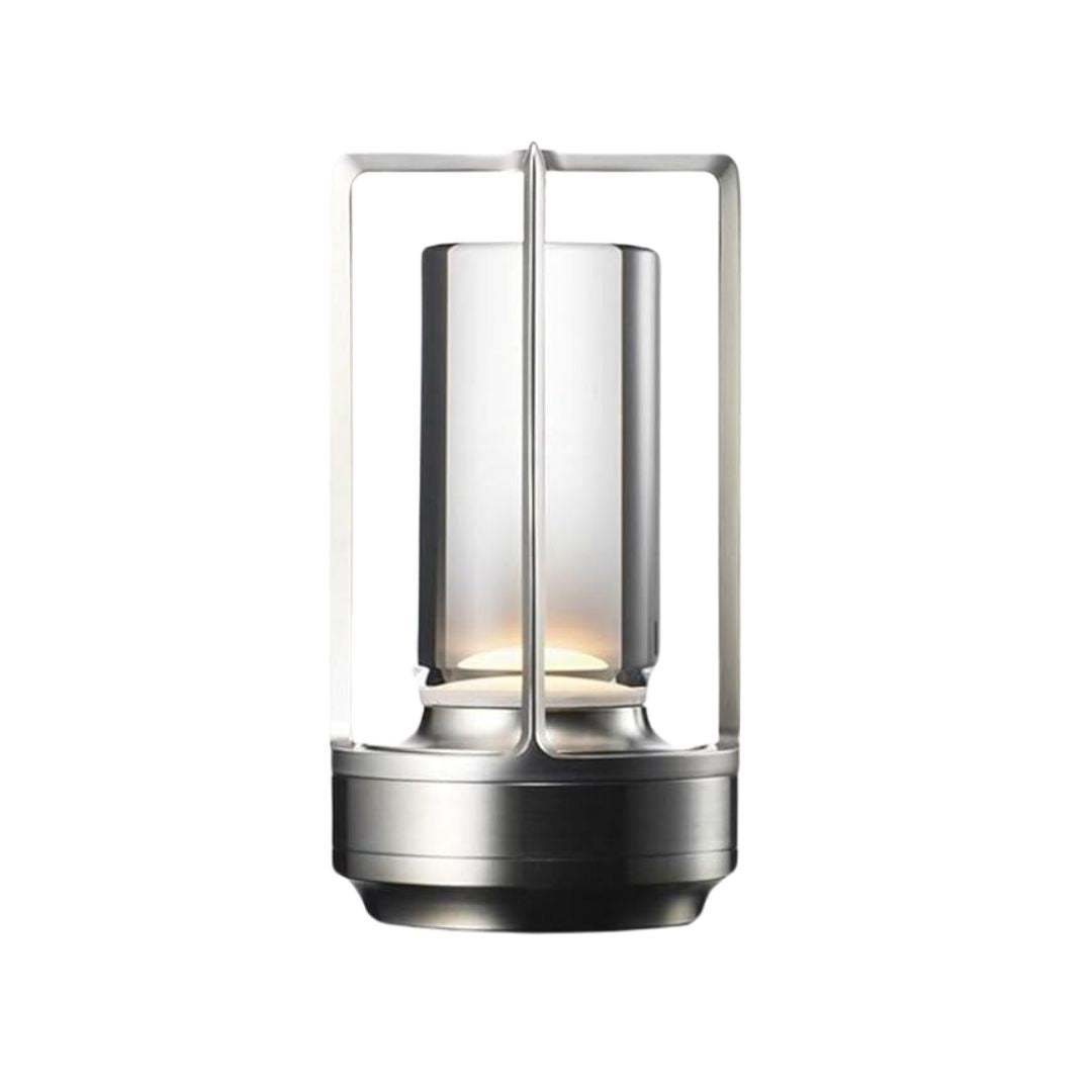 Gouden vintage LED bureaulamp, draadloos en oplaadbaar. Elegante metalen tafellamp voor een retro interieur.