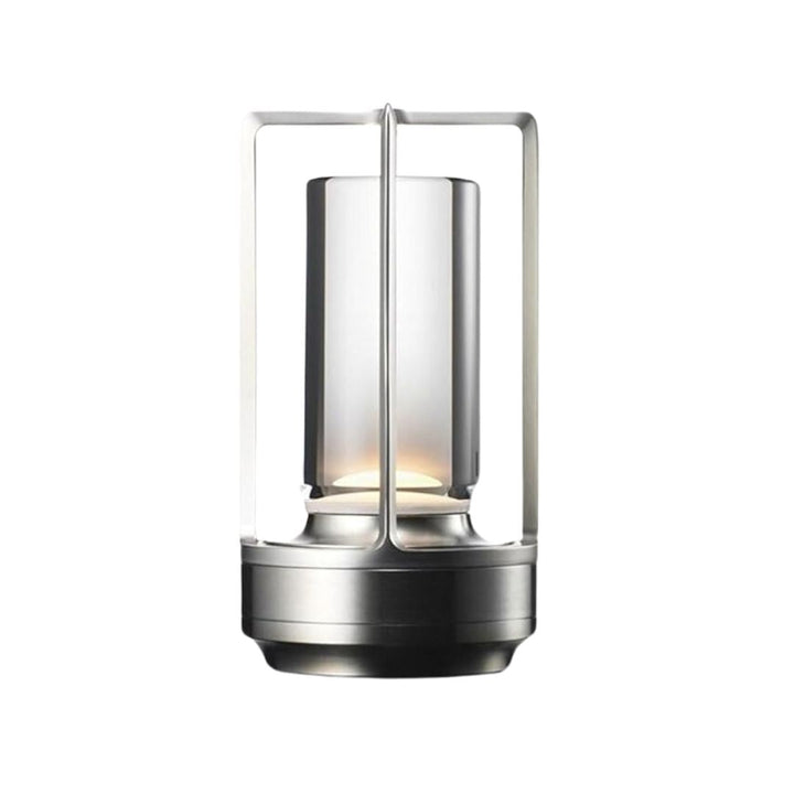 Gouden vintage LED bureaulamp, draadloos en oplaadbaar. Elegante metalen tafellamp voor een retro interieur.