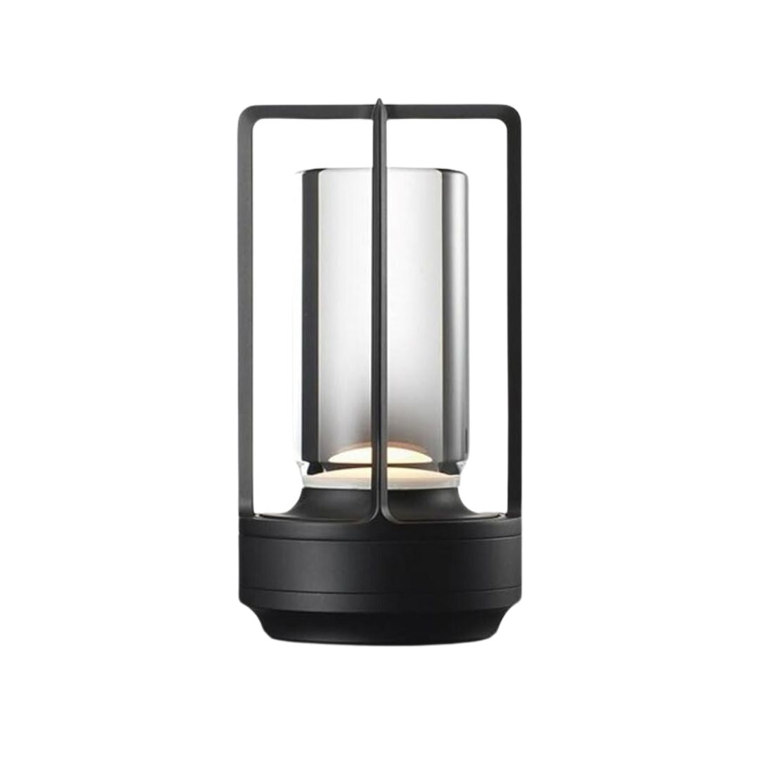 Zilveren draadloze LED tafellamp met vintage stijl. Oplaadbare metalen bureaulamp voor moderne of retro interieurs.