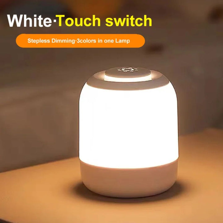 Moderne witte draagbare bureaulamp met touchsensor. Stijlvolle LED tafelverlichting voor thuiswerken.