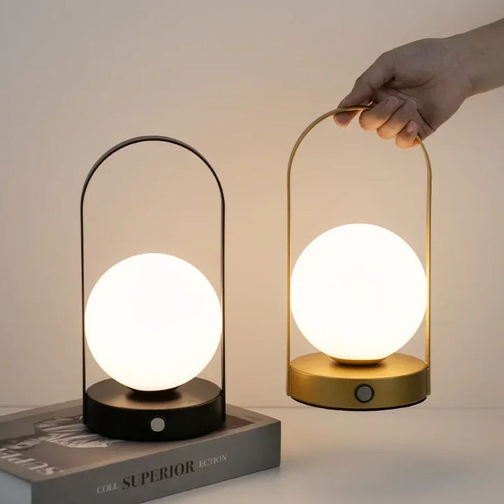 Gemakkelijk op te hangen buitenlamp, draadloos en oplaadbaar, voor een warme en uitnodigende tuinsfeer.