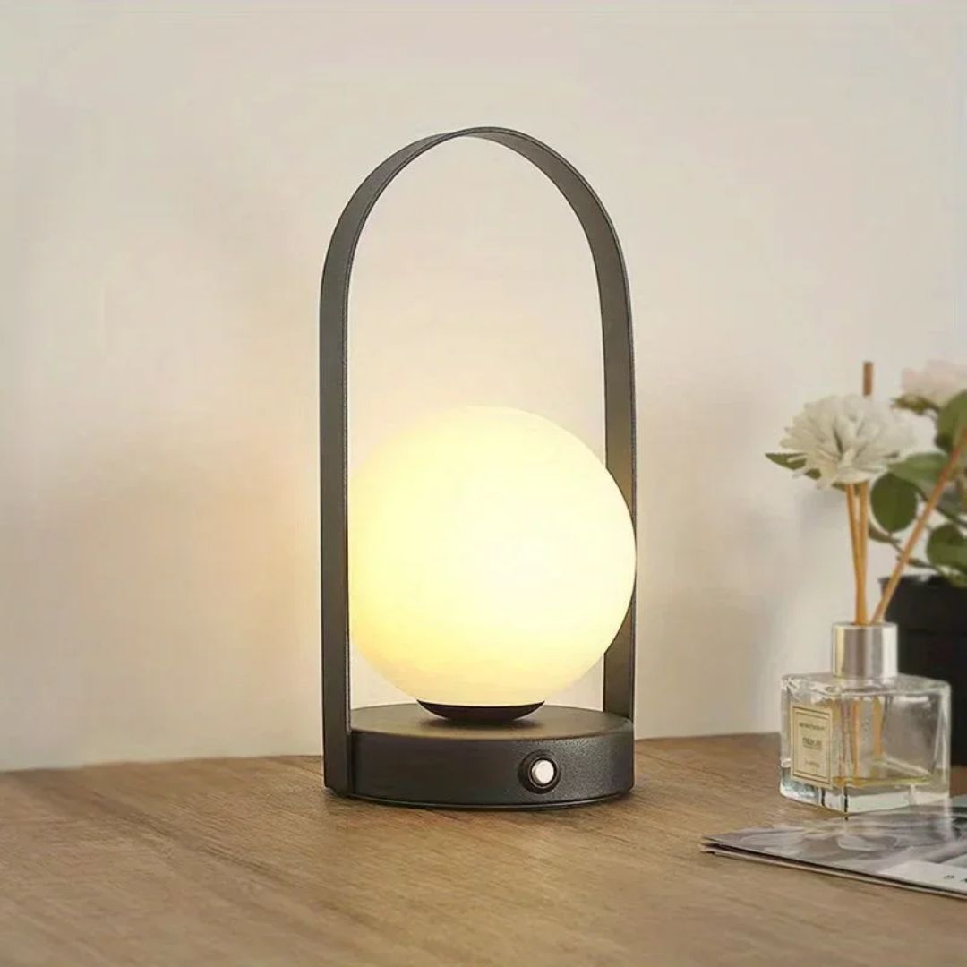 USB oplaadbare campinglamp of terrasverlichting, draagbaar en hangbaar, creëert gezellige sfeer buiten.