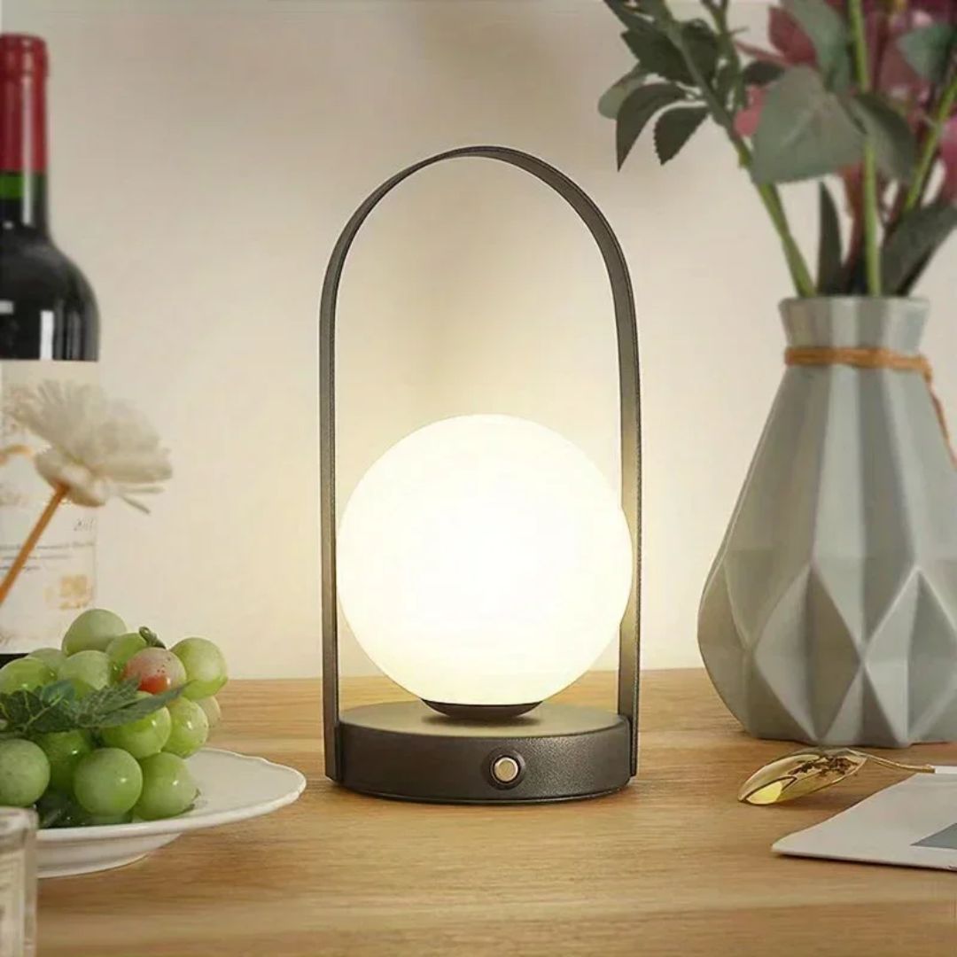 Draagbare buiten hanglamp met warm sfeerlicht voor terras of balkon; USB oplaadbaar en draadloos.