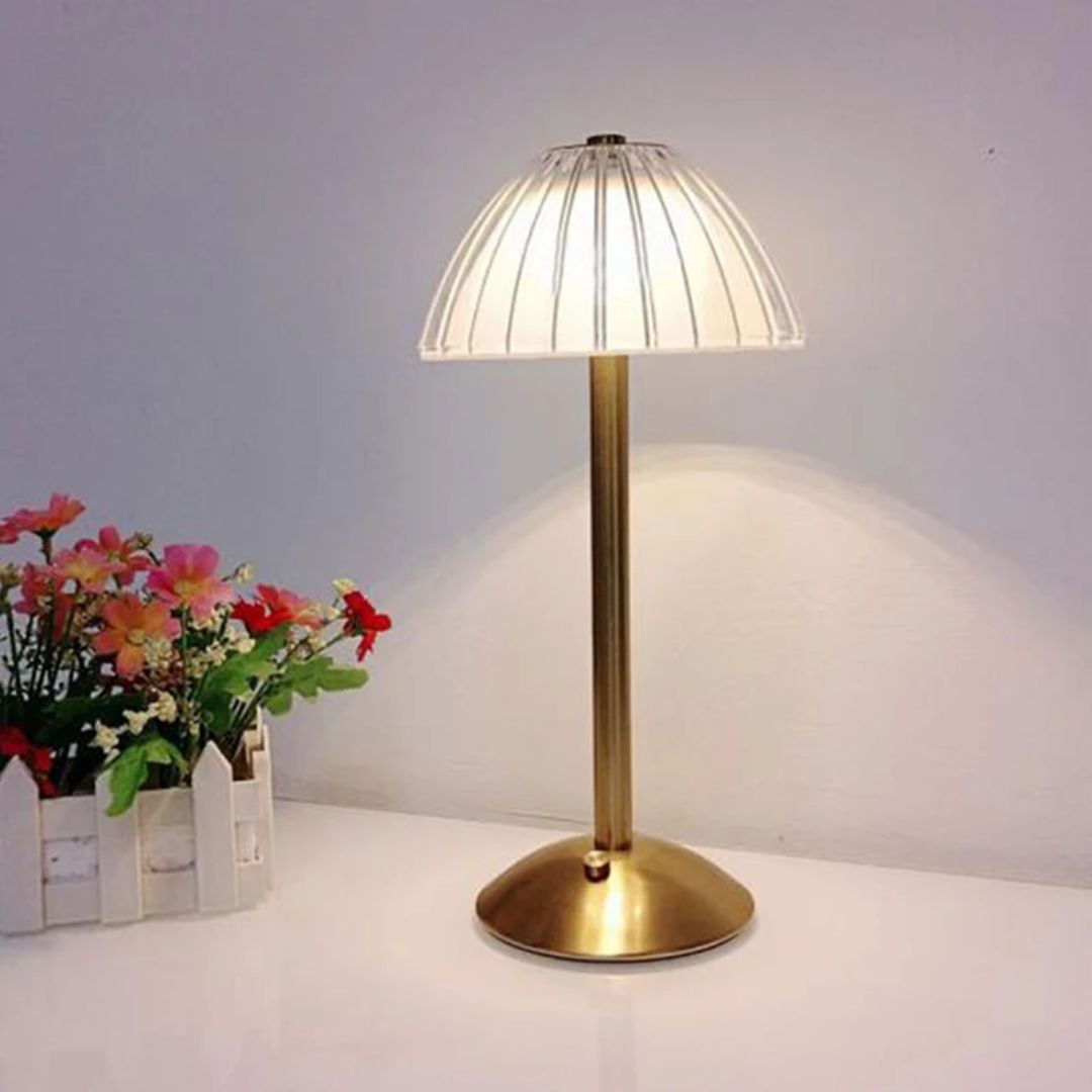 Praktische draadloze led tafellamp, oplaadbaar met retro look, voor sfeervolle binnenverlichting.