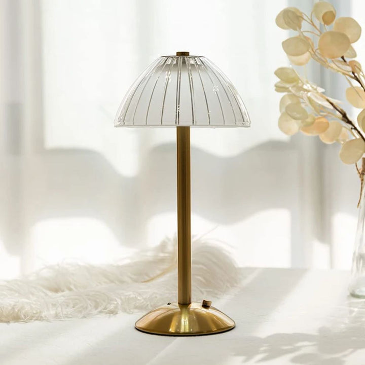 Klassieke vintage tafellamp met een retro design, oplaadbaar en draadloos voor flexibele binnenverlichting.
