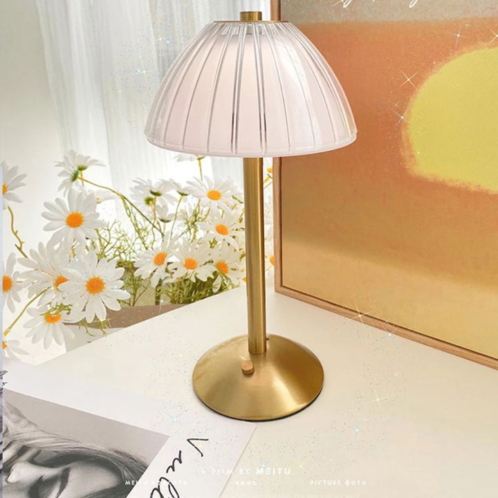 Draadloze retro bureaulamp met oplaadbare led verlichting, perfect voor een vintage werkplek.