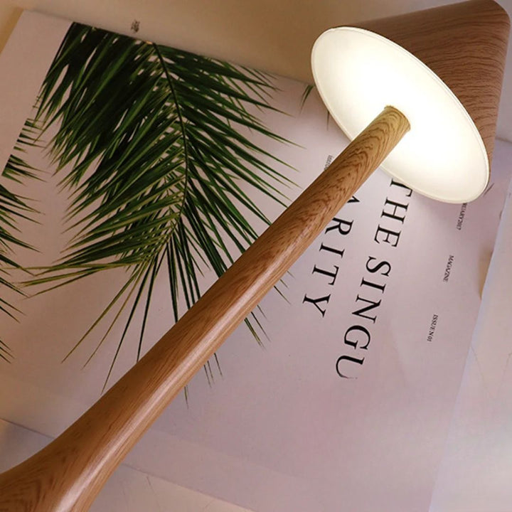 Creatieve interieur lamp: witte paddenstoel kap op houten voet, met geïntegreerde LED.