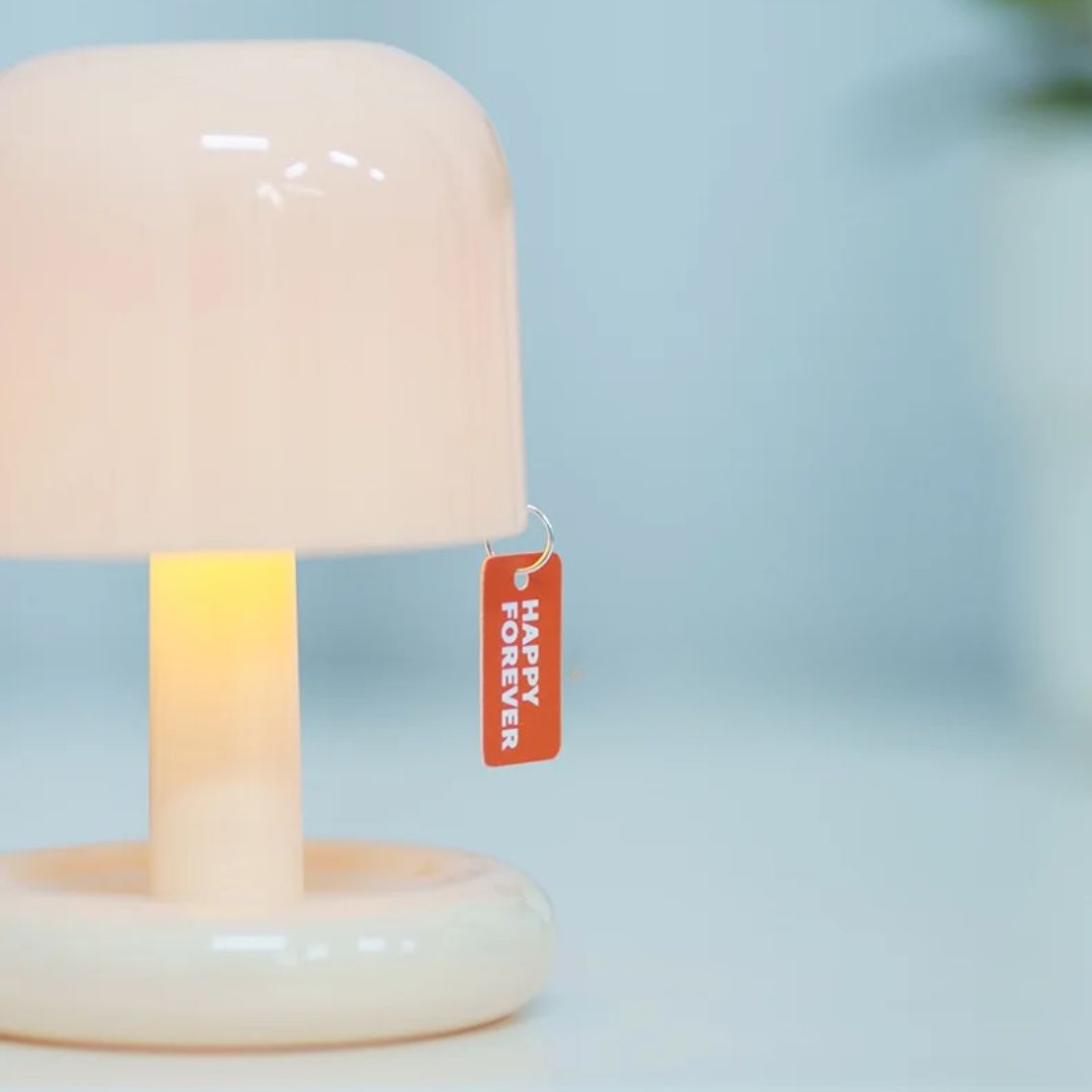 Moderne LED mini tafellamp projecteert zonsondergang sfeerlicht. Decoratieve compacte sfeerverlichting.