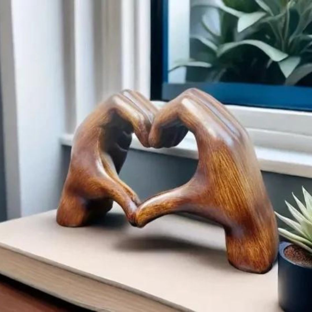 Origineel houten liefdeshart cadeau, een handgemaakt en elegant beeldje voor elke gelegenheid.