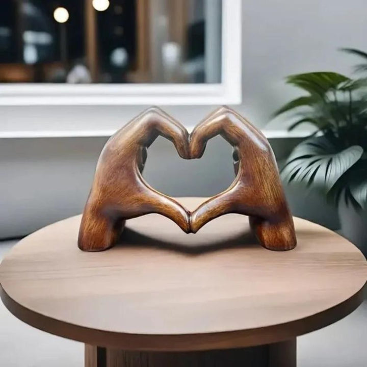 Elegant houten liefdeshart beeldje, symbolisch Valentijnscadeau voor romantische huisdecoratie.