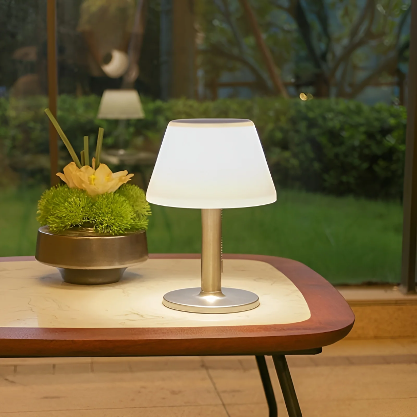 Stijlvolle SolarLuxe zonne-energie tafellamp voor buiten, ideaal als duurzame tuinlamp of sfeerlicht op terras/balkon.
