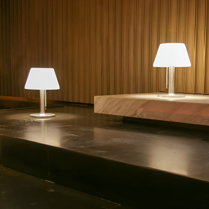 Elegante SolarLuxe zonne-energie tafellamp met sfeerlicht voor buiten. Weerbestendig, ideaal als tuin- of balkonverlichting.