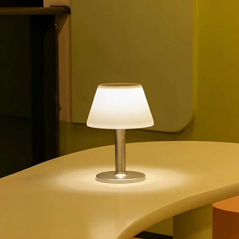 Duurzame SolarLuxe zonne-energie tafellamp verlicht buiten dineren, perfect als weerbestendige terras- of balkonlamp.