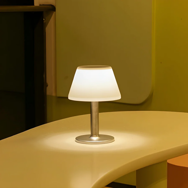Duurzame SolarLuxe zonne-energie tafellamp verlicht buiten dineren, perfect als weerbestendige terras- of balkonlamp.