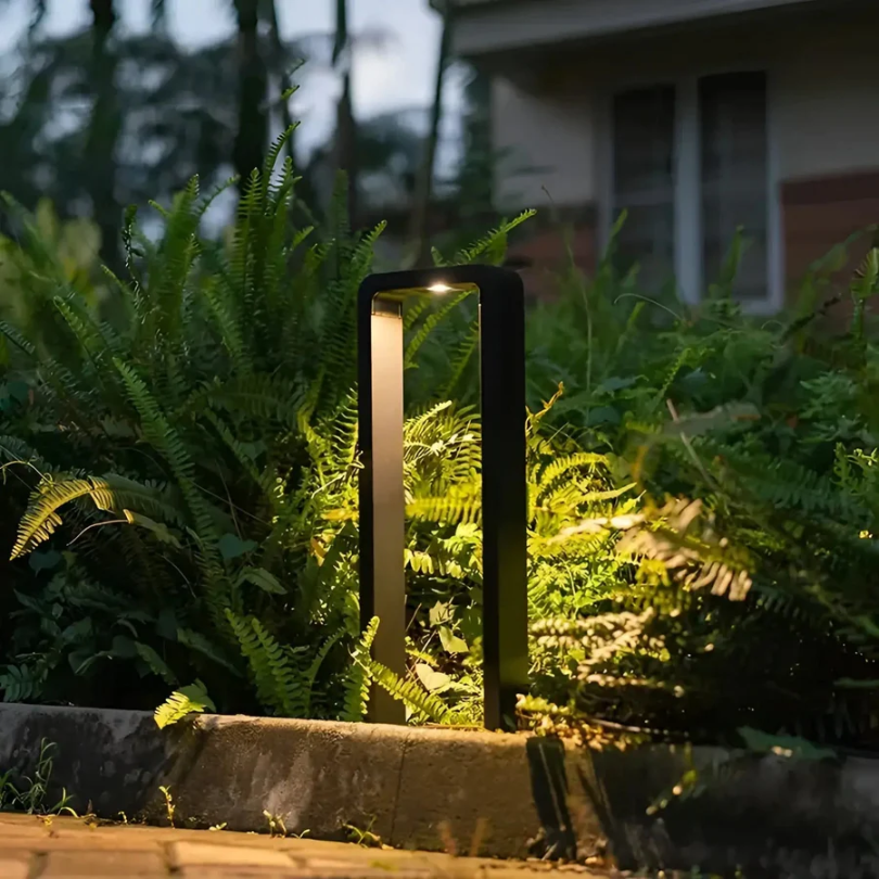 Moderne LumaGarde LED tuinverlichting. Elegante, energiezuinige buitenlamp voor sfeervolle padverlichting in de tuin.