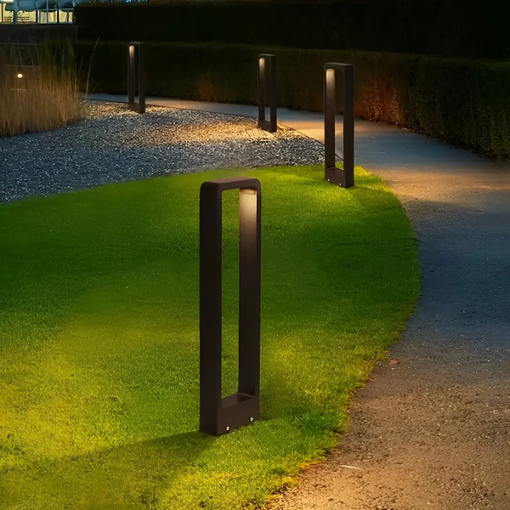 LumaGarde LED buitenlampen langs een tuinpad, voor heldere en moderne sfeerverlichting in uw buitenruimte.