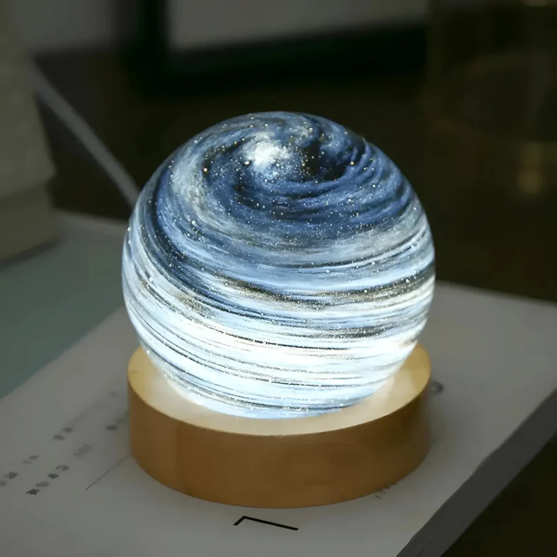 Betoverende 3D Miniplaneet Lamp CosmoSphere met houten voet, perfecte sfeerverlichting en interieurdecoratie.