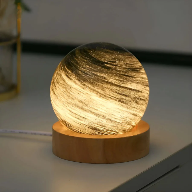 Kosmische 3D planeetlamp met houten voet, ideale galaxy lamp voor sfeervolle verlichting in elk interieur.