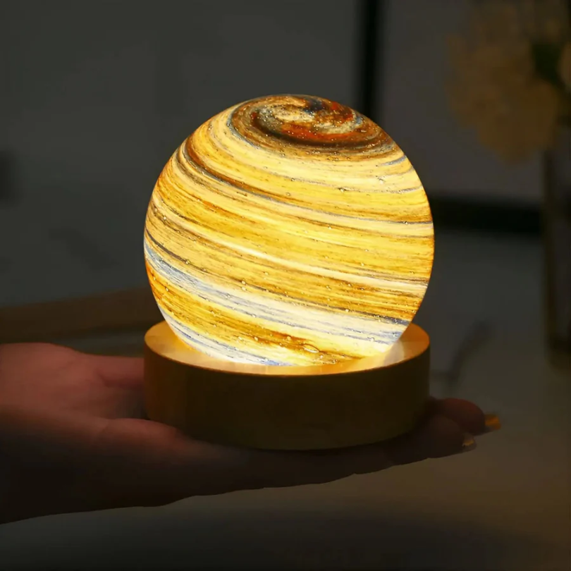 Unieke 3D lamp als nachtlampje, een sfeervol miniplaneet cadeau met elegante houten voet voor woonaccessoires.