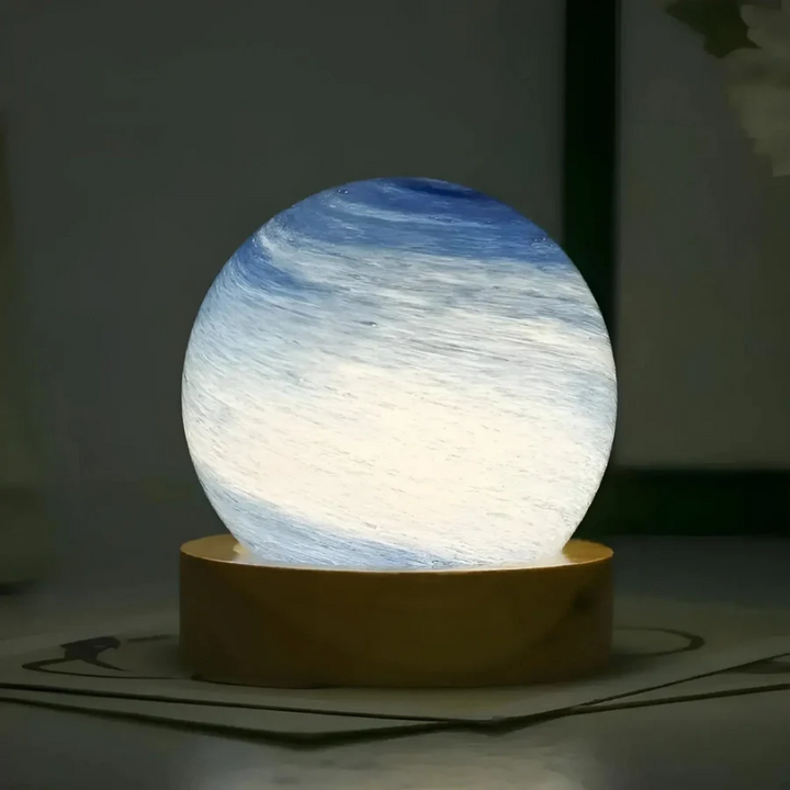 Gedetailleerde 3D miniplaneet lamp CosmoSphere, sfeervol nachtlampje op stevige houten voet voor kosmische sfeer.