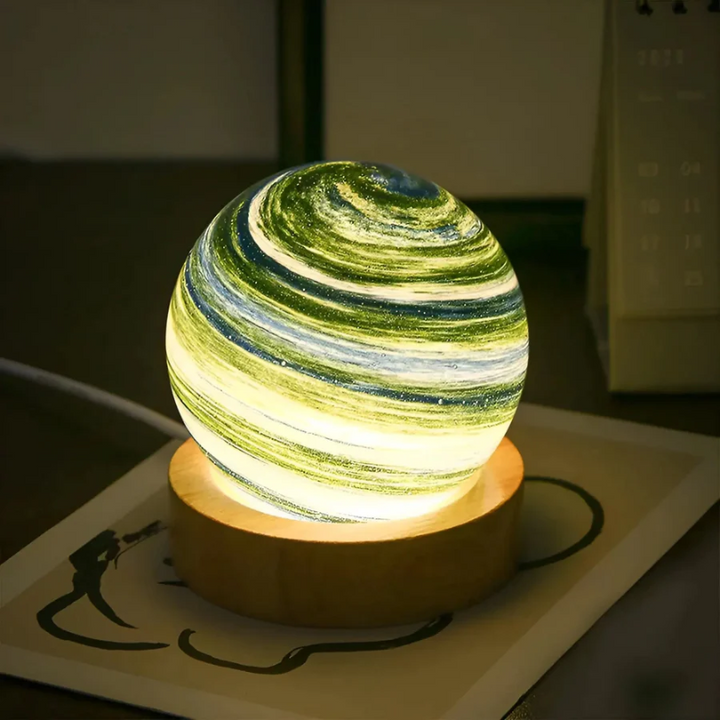 Betoverende 3D planeetlamp met houten voet, een uniek nachtlampje en sfeervolle interieurdecoratie als galaxy lamp.