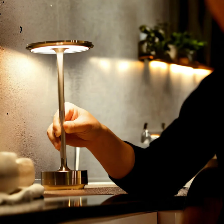 Draadloze LumoVibe LED tafellamp. Oplaadbaar met touch bediening, biedt warme sfeerverlichting voor thuis.