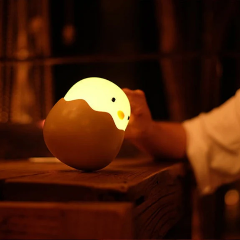 Schattige CozyChick kuiken nachtlamp creëert rustgevende sfeerverlichting voor babykamer of kinderslaapkamer.