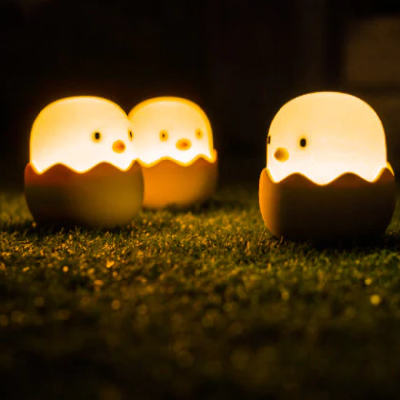 Veilige CozyChick LED nachtlampje in de vorm van een kuiken, perfect als zachte verlichting voor kinderen.