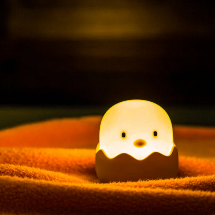 CozyChick kuiken nachtlamp voor kinderen, zacht LED licht in kinderkamer, ideaal als veilig slaaplampje.