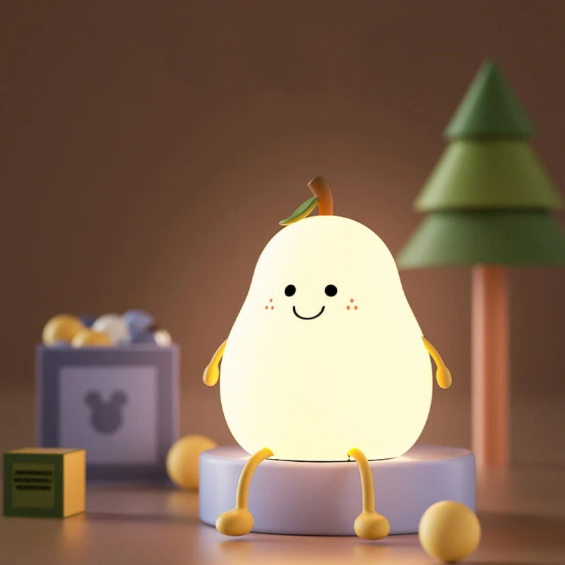 Speelse HappyPear perenlamp met dimbaar LED licht voor veilige slaapkamerverlichting en comfort van kinderen.