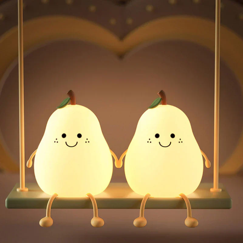Leuke HappyPear nachtlampje, een perfect cadeau voor kinderen, brengt vrolijkheid in de kinderkamer en slaapkamer.