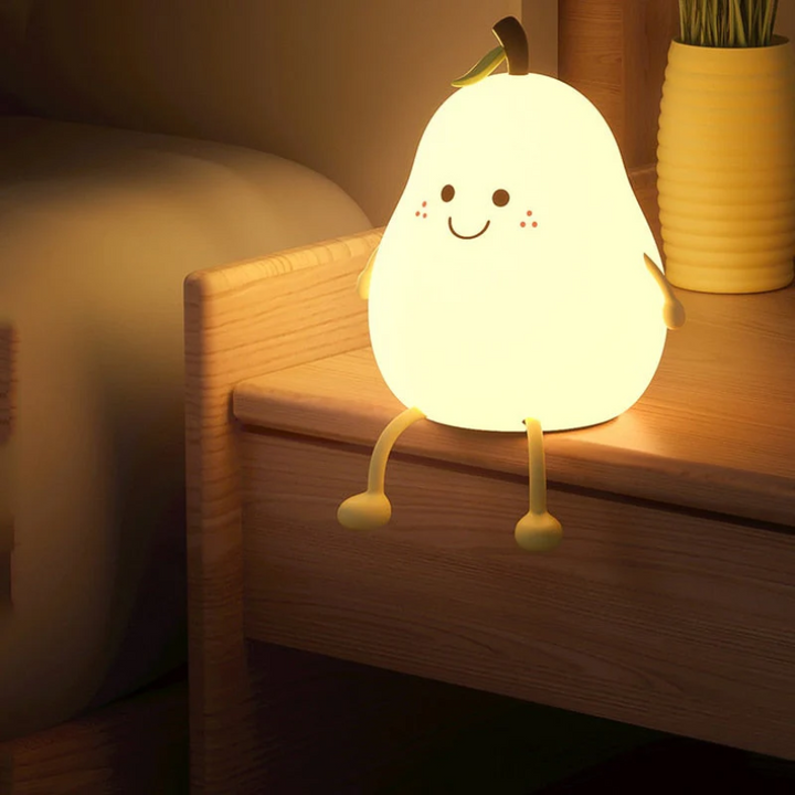 Zachte siliconen perenlamp HappyPear met rustgevend LED sfeerlicht, ideaal als nachtlampje voor kindjes.