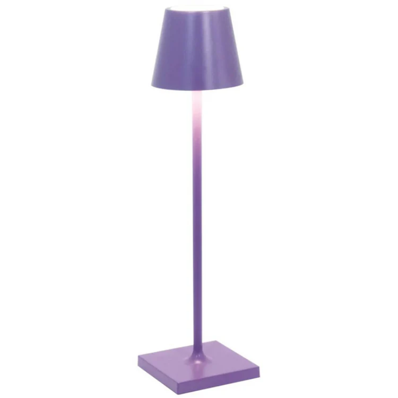 Compacte LumiFlex LED tafellamp, oplaadbaar en perfect voor kantoor of nachtkastje.