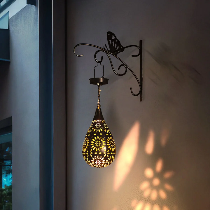 Moderne buitenverlichting: LumaBright zonne-energie hanglamp. Creëer gezellige sfeer in tuin of op balkon.