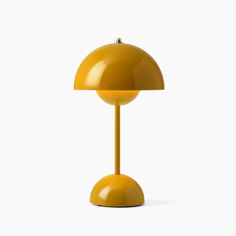 Comfortabele leeslamp LumiTouch, aanraakgevoelig en dimbaar voor ontspannen avonden.