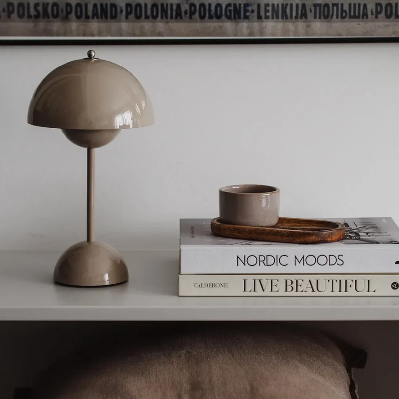 Elegante moderne tafellamp LumiTouch met strak design, een blikvanger in elke ruimte.