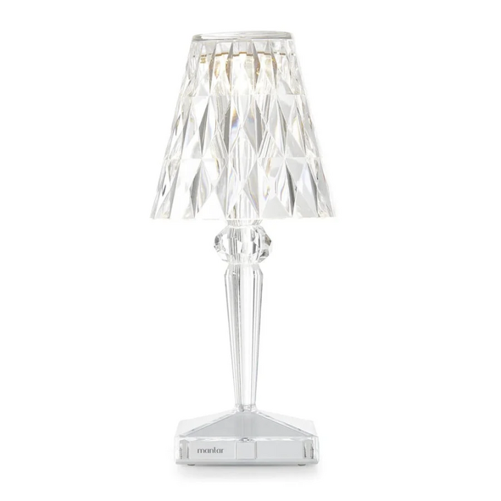 Gedetailleerde reflectie van licht door de kristallen van deze luxe design tafellamp.