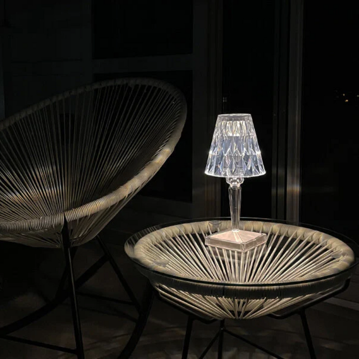 CrystalLuxe tafellamp als klassieke blikvanger, luxe verlichting en decoratie voor het interieur.