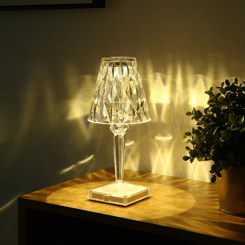 Kristallen tafellamp, onverlicht, toont elegantie en design als luxe interieur decoratie.