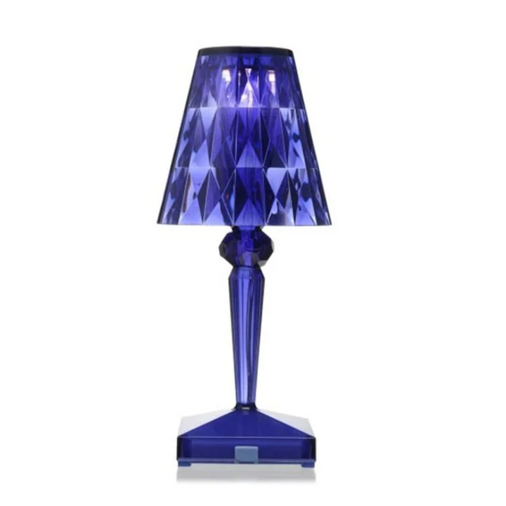 Sfeervolle CrystalLuxe tafellamp, creëert een luxe ambiance met zijn glanzende kristallen decoratie.