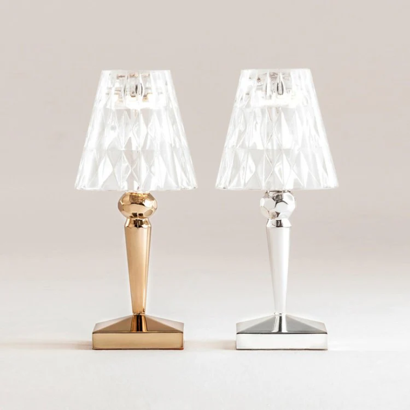 Gedetailleerde weergave van de klassieke en moderne kristallen in deze chique design tafellamp.